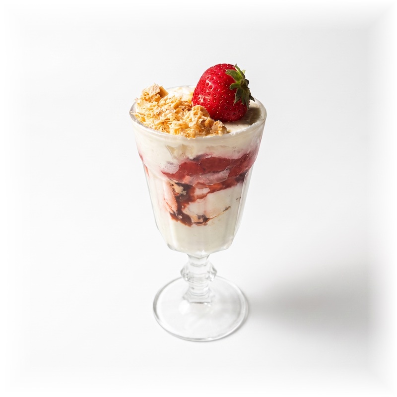 Martskvis Deserti — strawberry cream dessert with fresh strawberries